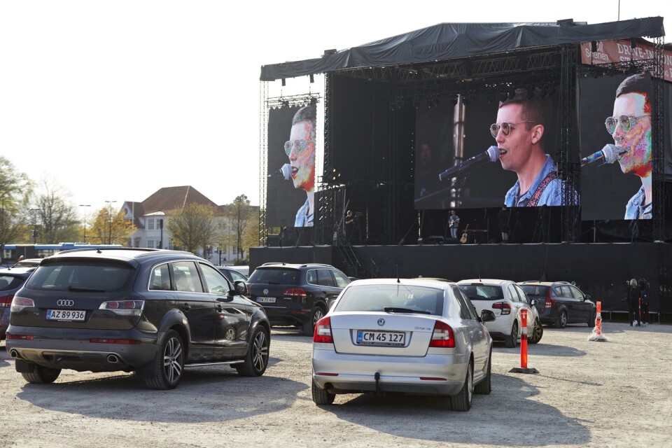 Danska artisten Mads Langer genomför en drive in-konsert i Aarhus. Arkivbild.