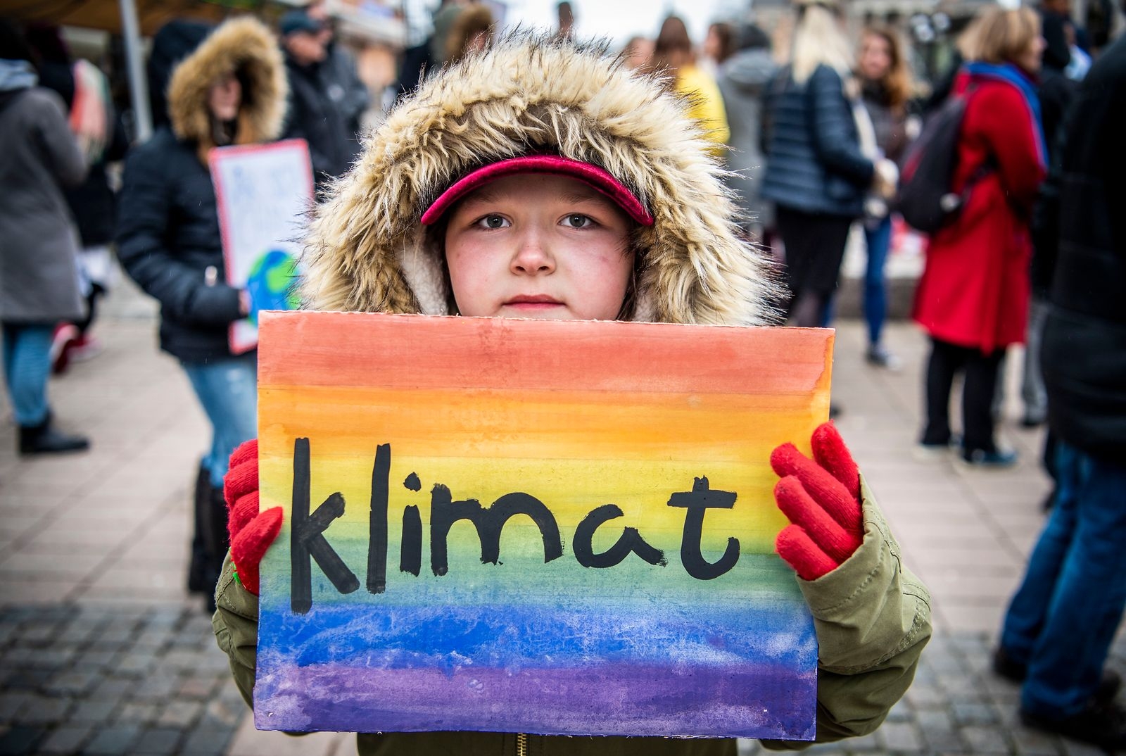 Nioåriga Evelyn Svensson som har gjort sin skylt själv demonstrerar för klimatet.