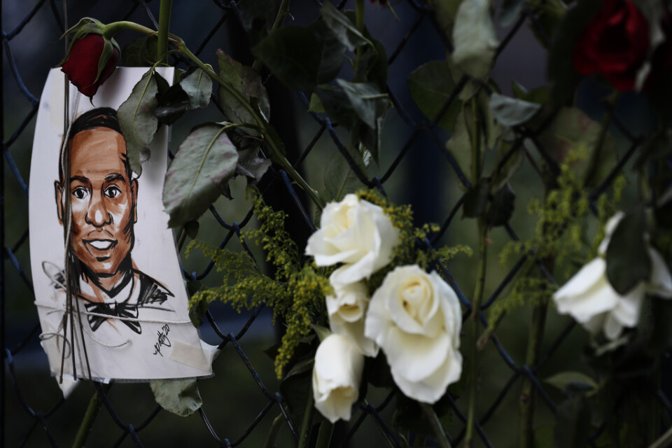 Blommor och en bild på Ahmaud Arbery utanför USA:s ambassad i Mexico City. Arkivbild.