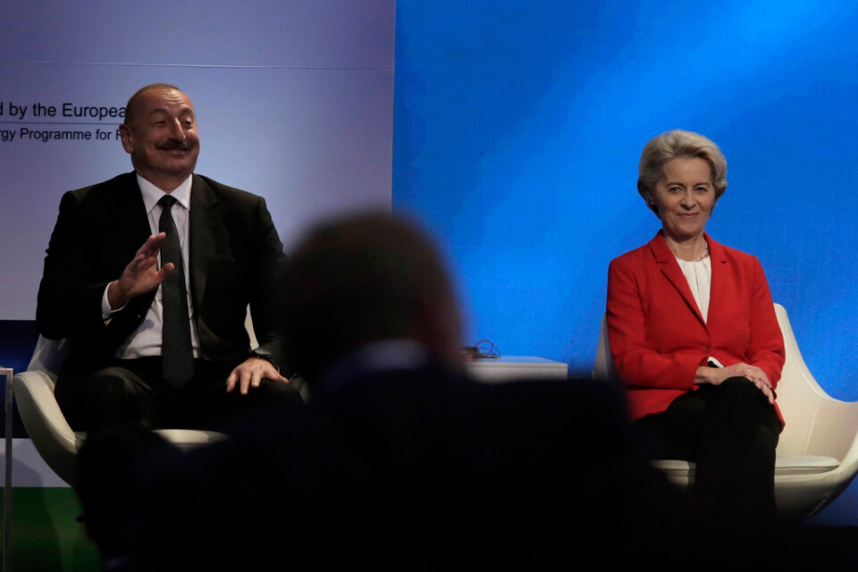 Azerbajdzjans president Ilham Aliyev och EU-kommissionens ordförande Ursula von der Leyen vid ett möte i Bulgarien i oktober 2022. Arkivfoto.