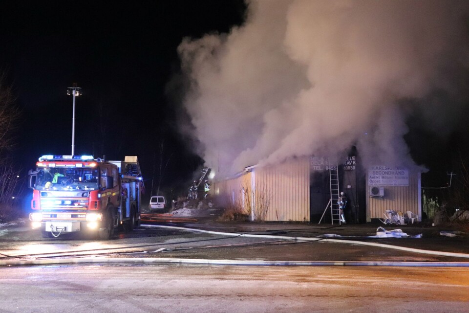 Kraftig rökutveckling vid byggnadsbrand i Rödeby på tisdagskvällen.