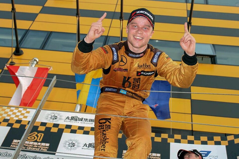 Felix Rosenqvist vann säsongspremiären i EM i formel 3 på brittiska Silverstone. Och efter att ha straffats hårt på grund av ett tekniskt fel svarade han för rejäla uppåkningar i lopp två och tre under helgen. Rosenqvist slog till med pole position till