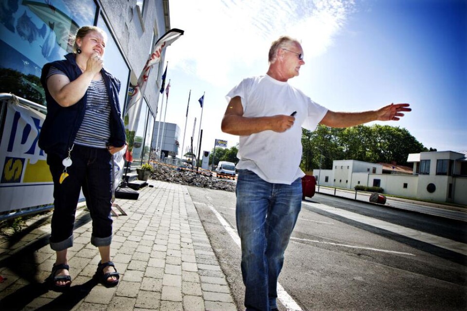 Lars Lindström ser den ombyggda Södra vägen som en fördel för hans fastighet. För butiksinnehavaren Jenny Seijsing har vägarbetet varit förödande.