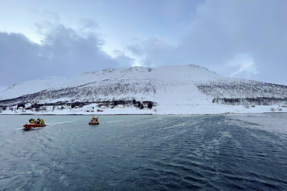 Räddningspersonal på väg från lavinen på ön Reinøya i Troms och Finnmarks fylke i fredags.
