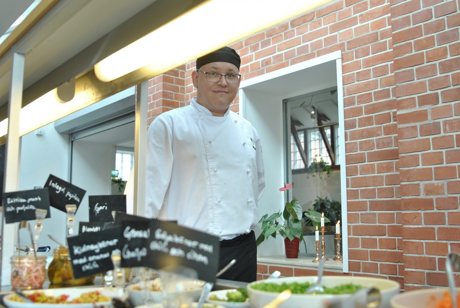Kökschefen Johan Granström tror att närvaron på skolluncherna är väldigt hög och tycker det är viktigt att de vuxna äter med eleverna. Skolan får inte mer än andra till skolmaten, 10.40-10.50 kr.