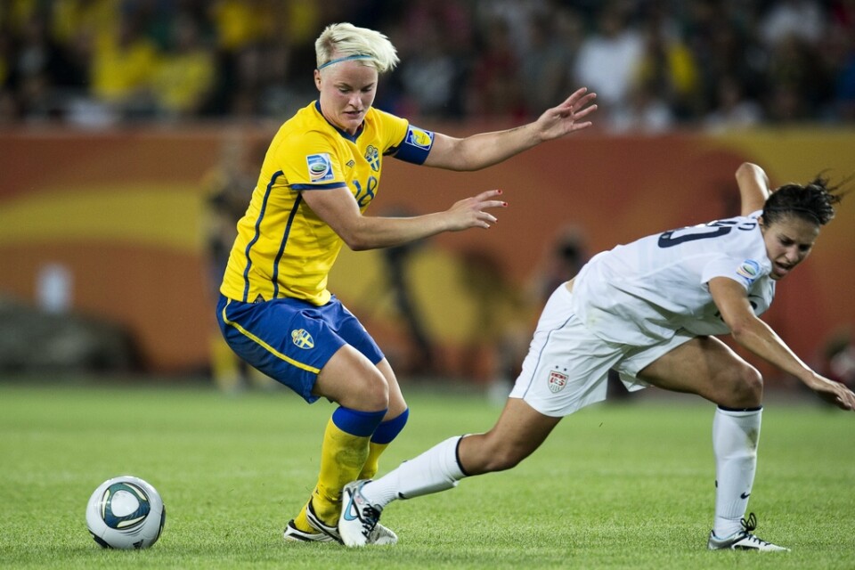 Nilla Fischer i en närkamp med en amerikansk spelare under VM 2011. Arkivbild.