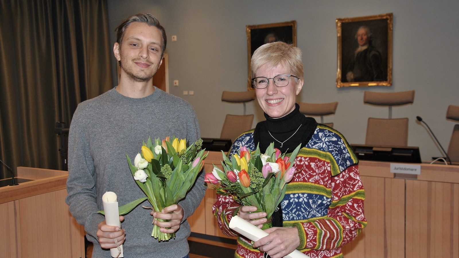 Joakim Carlström och Katarina Hallqvist fick ta emot stipendier från Bertil Stenssons Universitetsfond i samband med att Hässleholms tingsrätt hade tingsdag. Foto: Pernilla Ekdahl