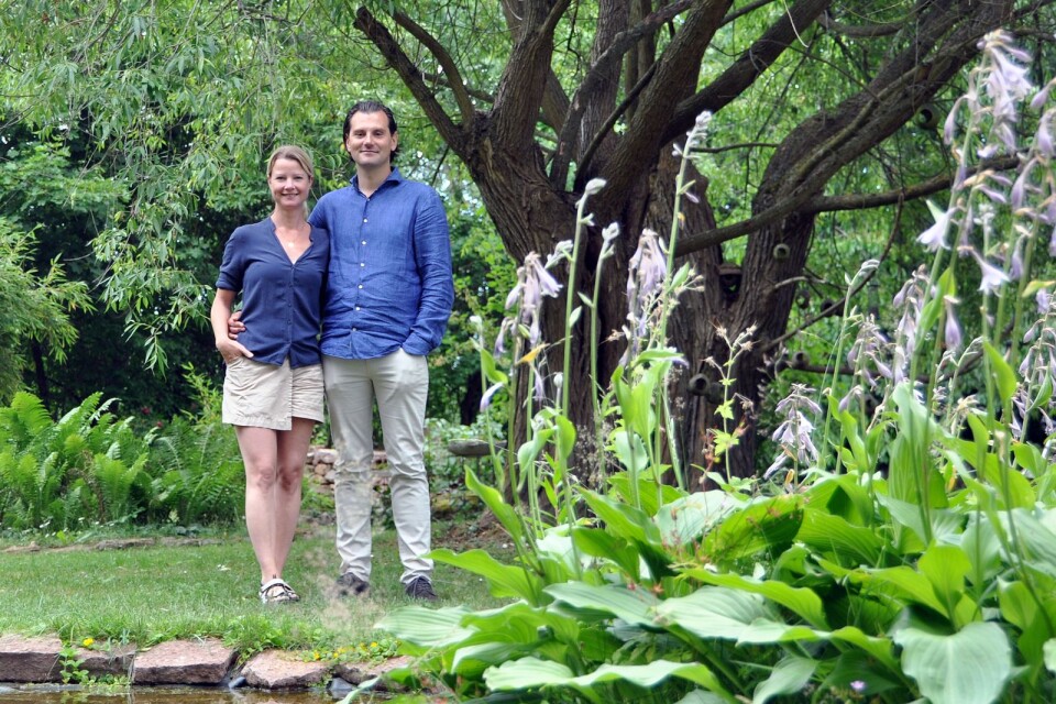Jennie Engstrand och Joel Schäfer håller sin trädgård öppen för allmänheten den förste juli.