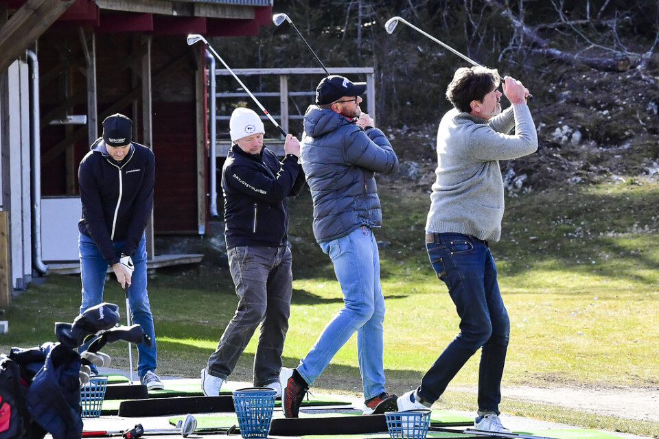 Många golfare hade sökt sig till Golfcenter i Danderyd under söndagen för att träna.