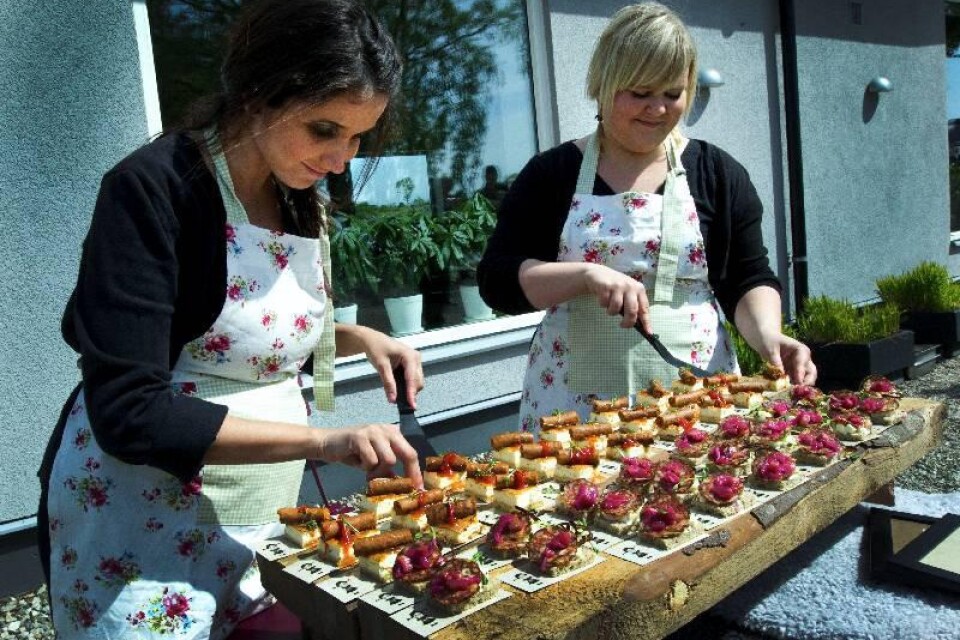 Maria Bub och Veronica Börjesson från Gastronomiprogrammet på Kristianstad högskola bjuder på egenproducerad korv.Foto: Bass Nilsson