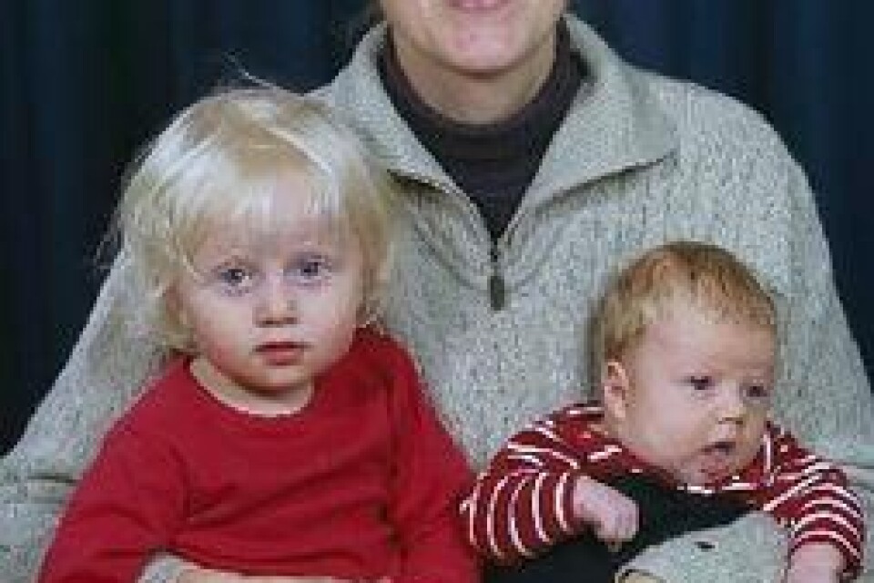Maria och Ingvar Svensson, Åhus, fick sonen Hjalmar den 26 oktober. Han vägde 3070 g och var 50 cm lång. Med på bilden är storasyster Yrsa.