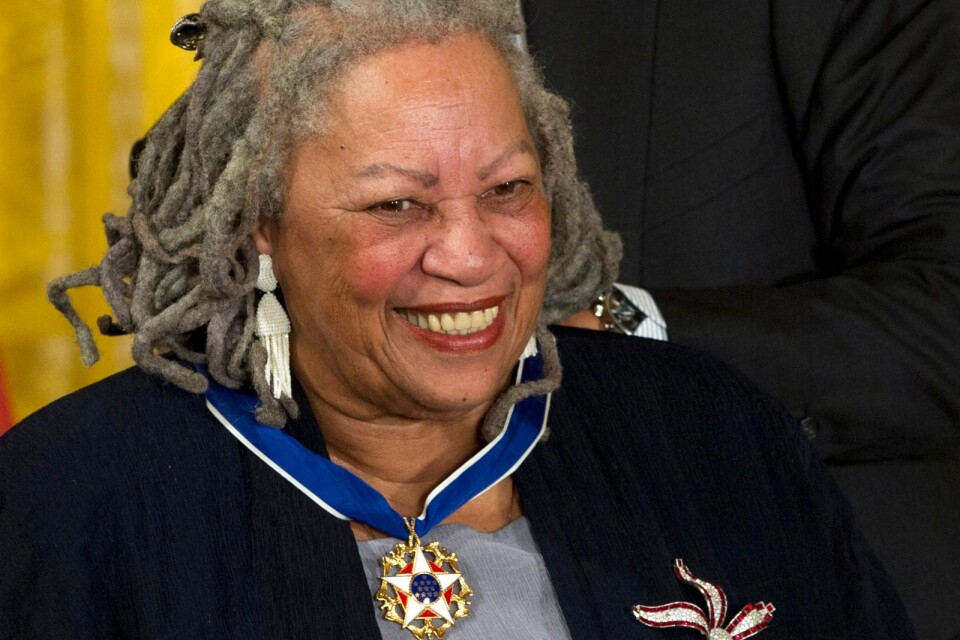2012 mottog Toni Morrison presidentens frihetsmedalj av den dåvarande amerikanska presidenten Barack Obama.
