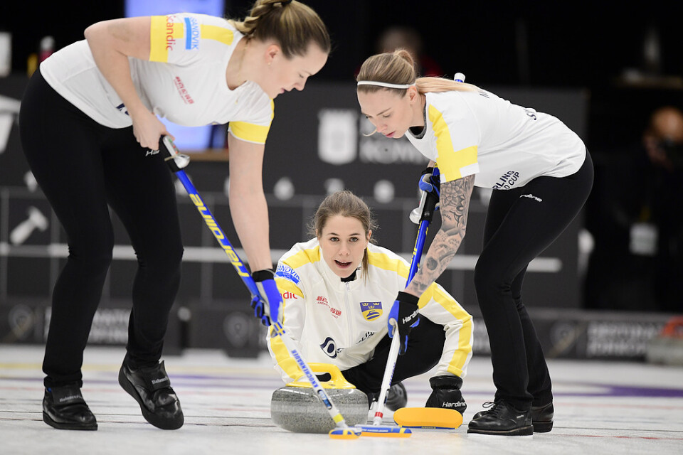 Anna Hasselborg (flankerad av Agnes Knochenhauer och Sofia Mabergs) tycker Jönköpings World Cup-tävling i januari var en succé. Nu jagar det svenska curlinglaget en finalseger i Peking. Arkivbild.