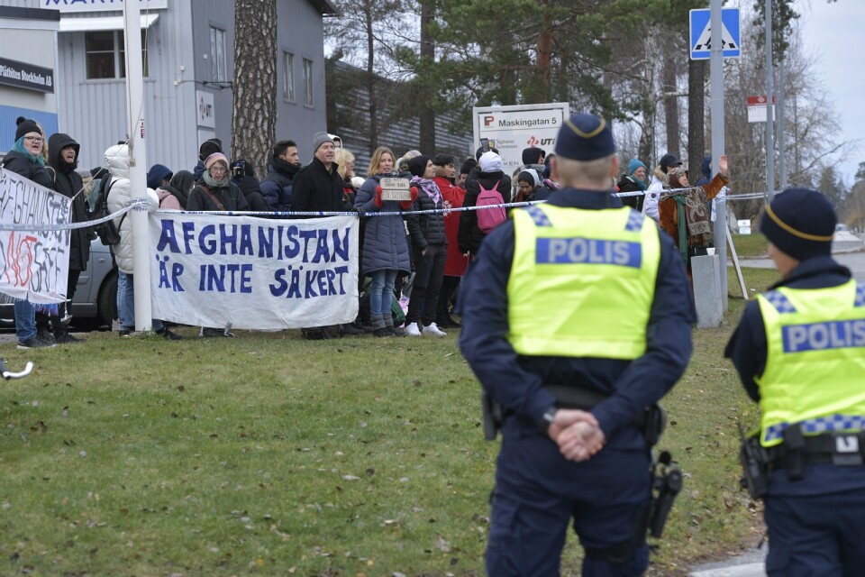 Demonstranter utanför Migrationsverkets lokaler i Märsta för att försöka stoppa en väntad utvisning av ett 50-tal personer till Afghanistan.