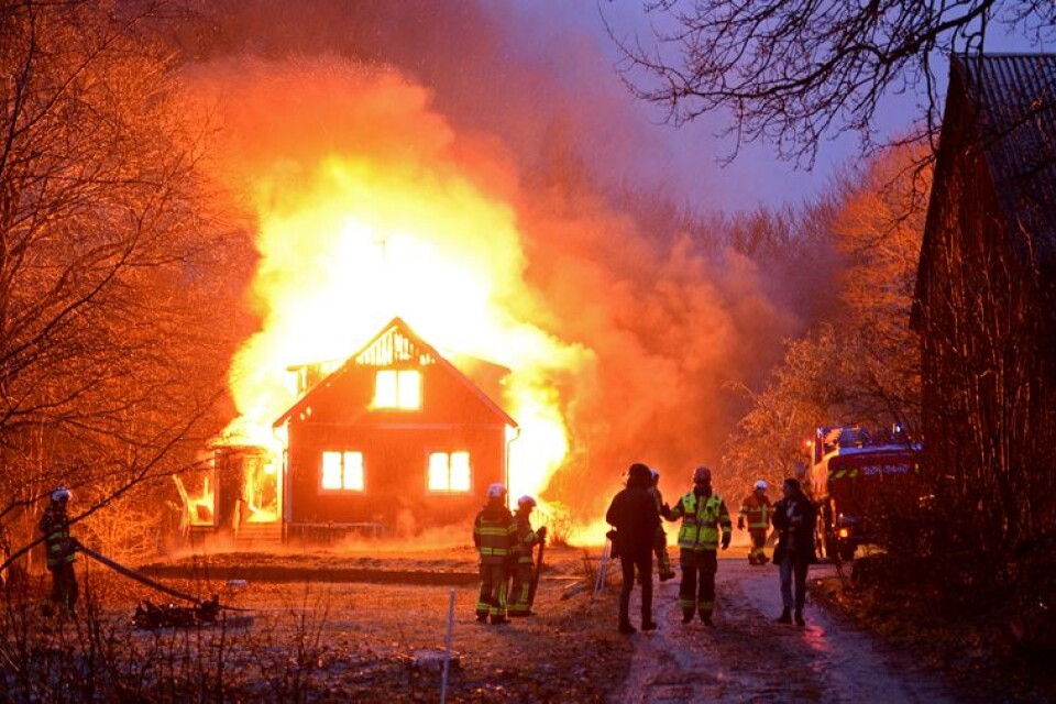 Villan utanför Hallabro totalförstördes i den kraftiga branden.