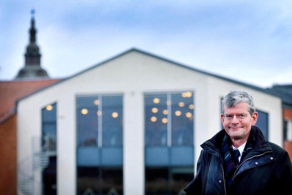 Högskolans rektor Håkan Pihl vid den aktuella tomten utanför nerlagda Tivolibadet. (Arkivbild)