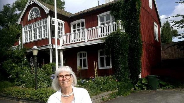Birgitta Sjunnesson framför det hus hon har bott i under hela 55 år. Nu är det sålt. Foto: Maja Ögren Andersson
