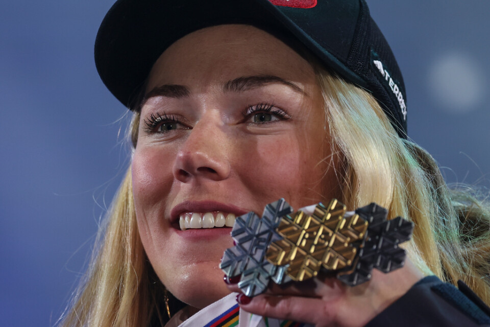 Mikaela Shiffrin med sina färska VM-medaljer. I helgen fortsätter hon jakten på Ingemar Stenmarks rekord på 86 segrar i den alpina världscupen. Arkivbild.
