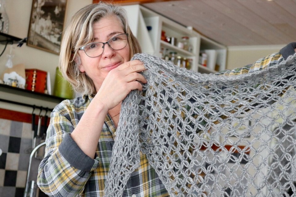 Caroline Landtmanson visar upp en sjal hon virkat i tekniken med kärleksknutar.