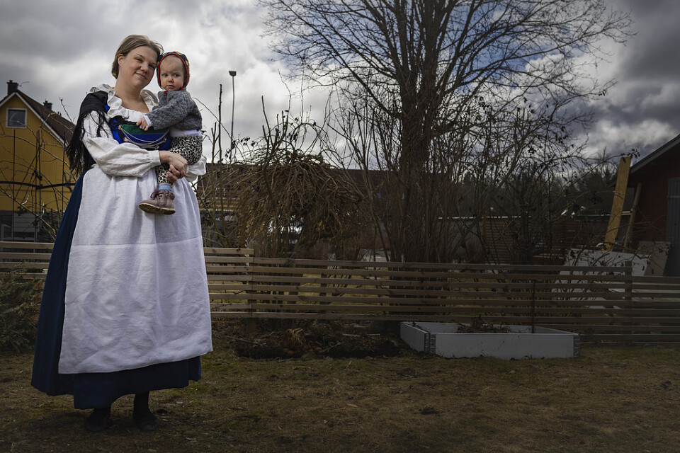 Hannah Ström, här med dottern Ebba, har själv sytt sin Oxiedräkt. Hon valde Oxiedräkten för att hon har ljusa barndomsminnen därifrån.