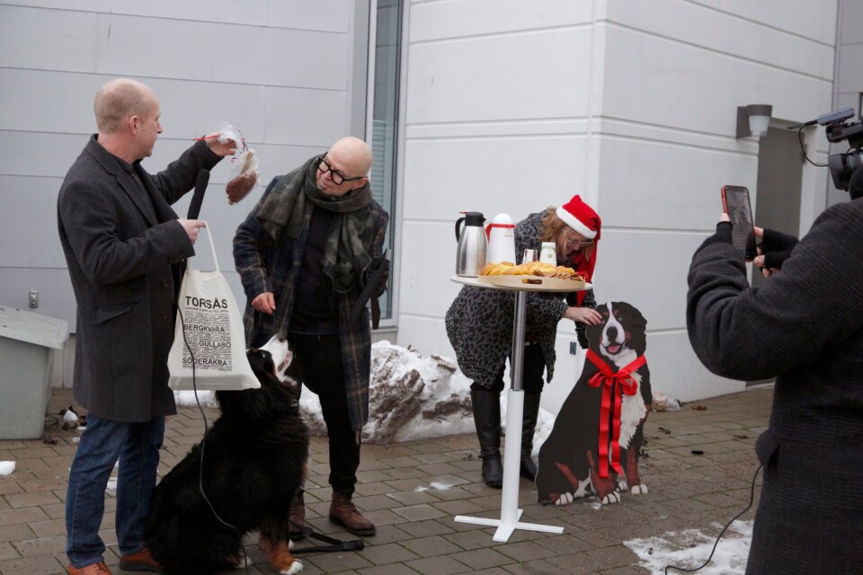 Bitte Appelqvist och hunden Spara fick av kommunalrådet Henrik Nilsson Bokor (S) ta emot priset som Årets ambassadör 2021. Det för att duon sprider glädje och nyfikenhet på kommunens vackra och vardagliga platser.