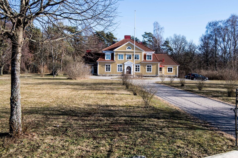 Prästgården i Rödeby är till salu. Tomten till den centrala gården är drygt 19 000 kvadratmeter.