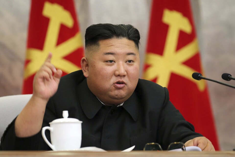 Nordkoreas ledare Kim Jong-Un talar under ett möte med centrala militärkommissionen i maj 2020.