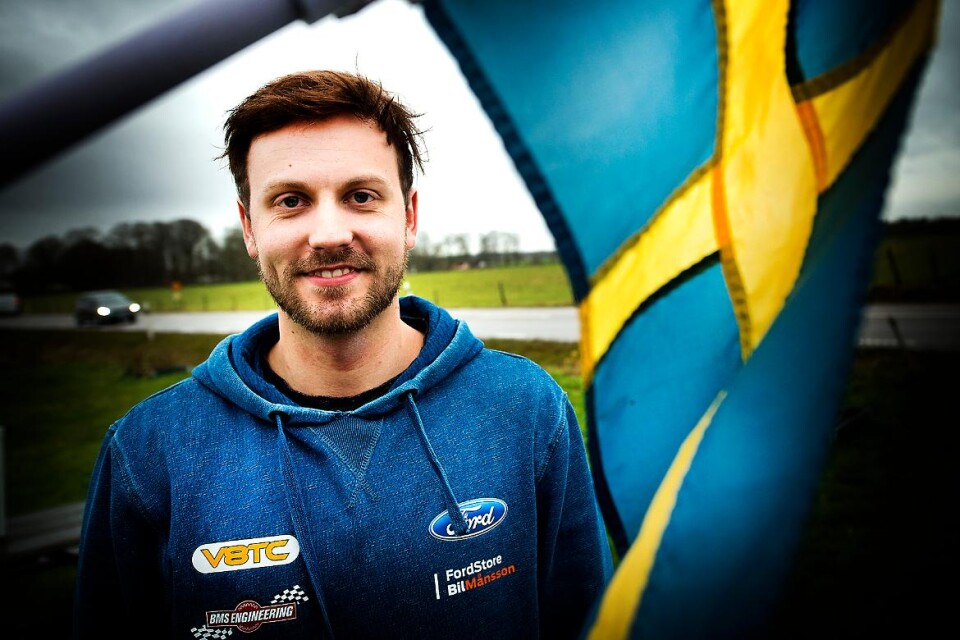 Mattias Lindberg är dubbel svensk mästare i V8 Thunder Cars. Nästa år drömmer 23-åringen om dubbla mästerskap, V8 Thunder Cars och STCC, – och dubbla                                                           guld. Foto: Tommy Svensson