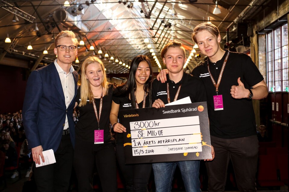 Maja Kroon, Victoria Thai, Jonathan Pettersson och Dante Wetenius från Sjuhärad på Se Mig UF vann priset för Årets bästa affärsplan i Sverige 2017. Bilden från regionfinalen på Åhaga, Borås.