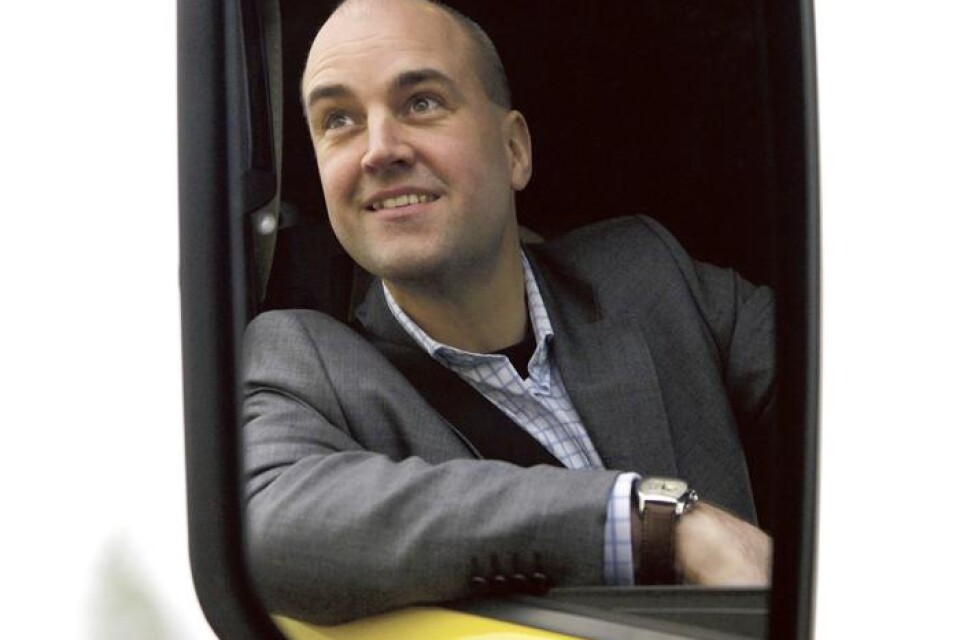 Fredrik Reinfeldt med blicken framåt och uppåt. Men vart styr regeringen egentligen när det gäller transportsektorn? Åt alldeles galet håll, menar skribenterna.
