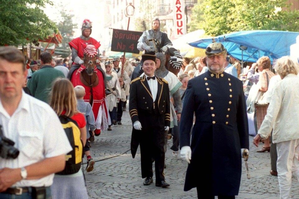1999. Marknadsgeneralen Per-Henrik Christmar följde konstapeln Sven-Gunnar Berglind i processionen längs Algatan. Foto: Claes Nyberg