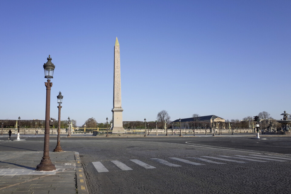 Place de la Concorde är ett av Paris största torg och vanligtvis fullt av trafik. Bilden är tagen några dagar efter det att omfattande virusrestriktioner infördes den 17 mars.