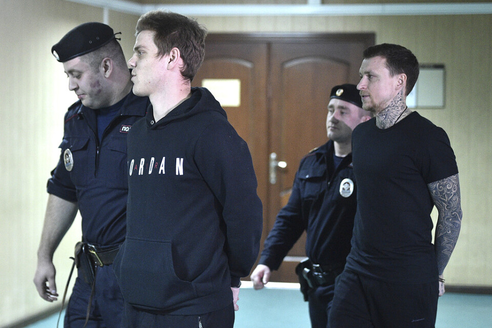Alexander Kokorin och Pavel Mamajev på väg in till domstolen i Moskva som dömde dem till fängelse.