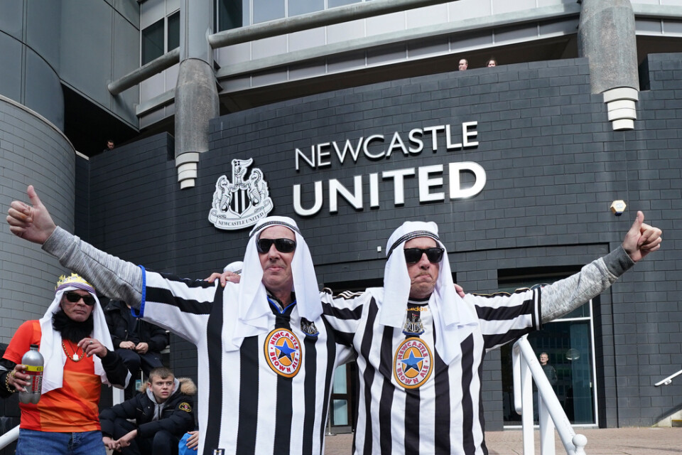 Newcastlesupportrar firar att klubben köpts av Saudiarabiens statliga investeringsfond, PIF. Nu kan ägare som bryter mot mänskliga rättigheter komma att kastas ut. Arkivbild.