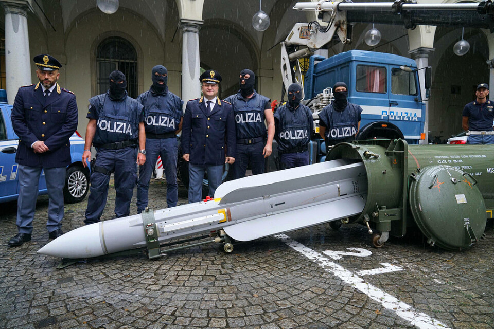 Italiensk polis uppställda vid den jaktrobot, som beslagstogs i samband med att man genomförde flera räder mot högerextrema grupper runt om i landet.