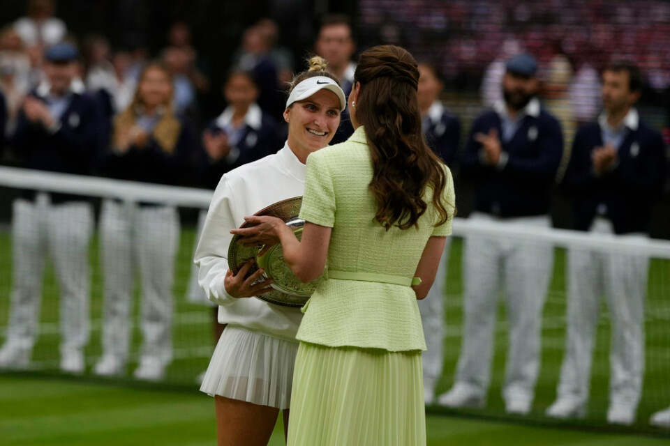 Prinsessan av Wales, Kate Middleton, ger Vondrousova trofén.