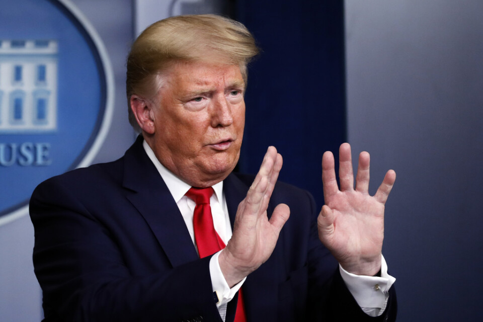 USA:s president Donald Trump värjer sig på fredagens presskonferens i Vita huset för att behöva använda ansiktsmask.