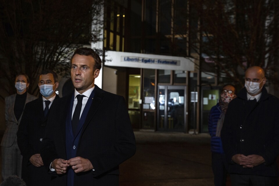 Frankrikes president Emmanuel Macron, med flera ministrar runt, vid skolan där läraren arbetade.