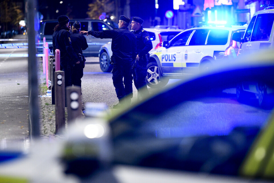 Två personer har skottskadats i Malmö. En av dem har avlidit, uppger Region Skåne på söndagsmorgonen.