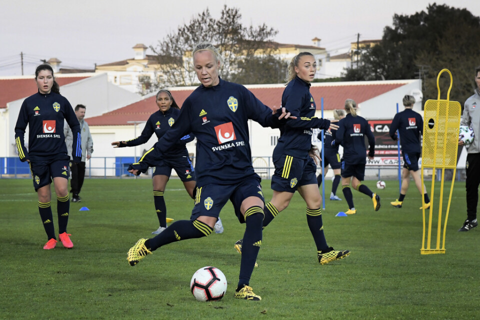 De svenska landslagsspelarna i Algarve Cup får inte ta motståndarna i hand.