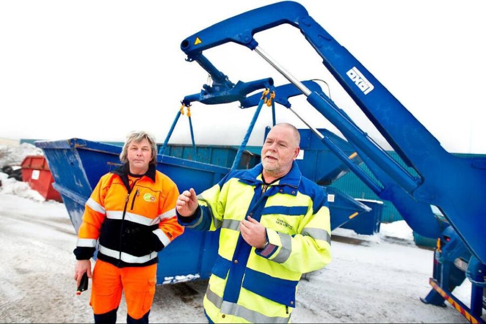 Jan Stolfer och Classe Landin framför nyförvärvet, en liftbil där containern kan roteras ett helt varv.