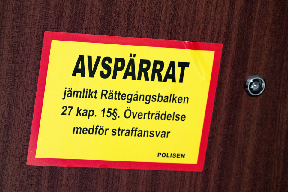 Med en kofot bröt den 26-åriga kvinnan upp ytterdörren till en yngre kvinnas lägenhet i Hässleholm och attackerade henne med en kniv.Arkivfoto