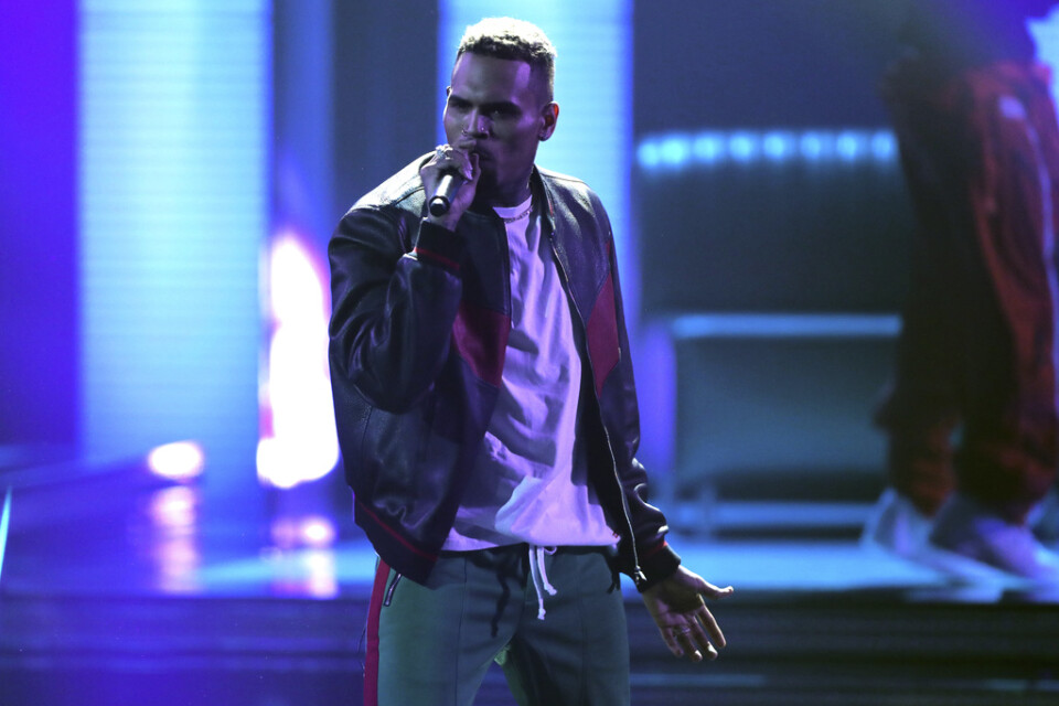 Chris Brown uppträder på BET-galan 2017. Arkivbild.