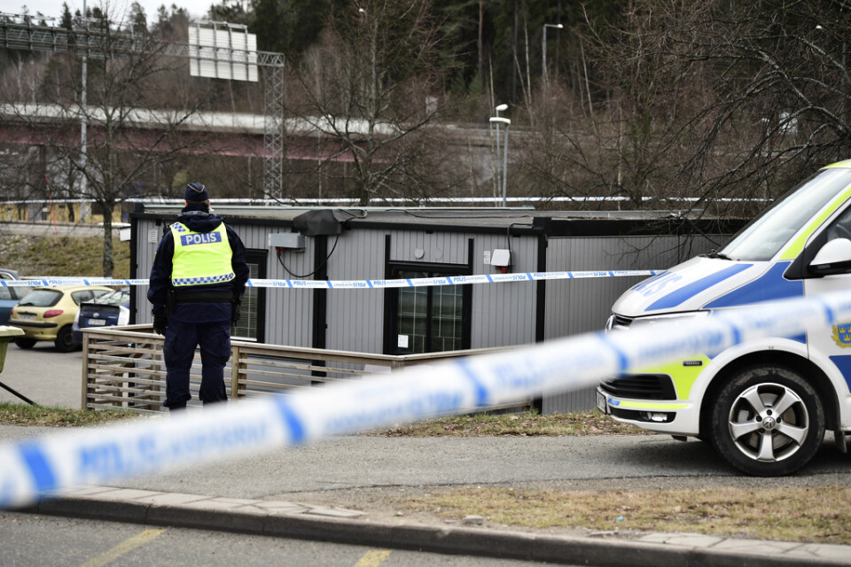 Polisen har spärrat av ett område vid Tumba station söder om Stockholm där en avliden person har hittats.