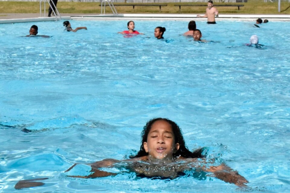 ”It was fun, but it was quite hard to begin with”, says Anthonina Dampha, class 7a.  Duing one day six classes can test how well they can swim.