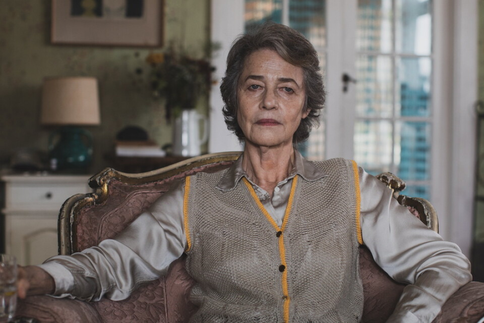 Charlotte Rampling spelar en farmor som dricker minst en kanna gin om dagen i "Grandmother". Pressbild.