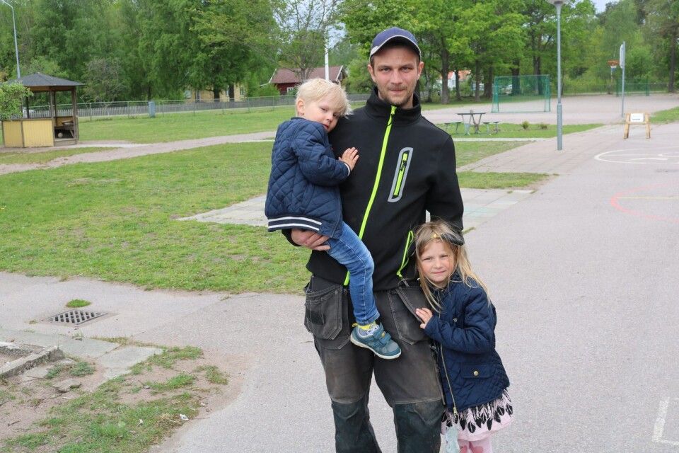 Henrik Claesson gick till vallokalen i Tvärskog med sina barn Liam och Nellie.