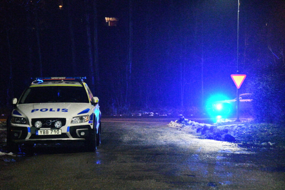 Polisbil på plats i närheten av den innergård där brottet i Ljusne ägde rum.