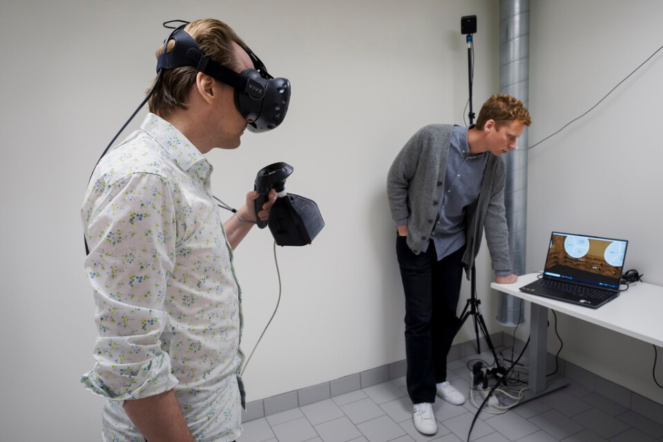 Hur luktar vinet? I virtual reality-miljö har forskare vid Malmö och Stockholms universitet tagit fram en portabel behållare som fästs vid en handkontroll. Resultatet? Spelaren kan plocka upp ett vin och känna hur det doftar.