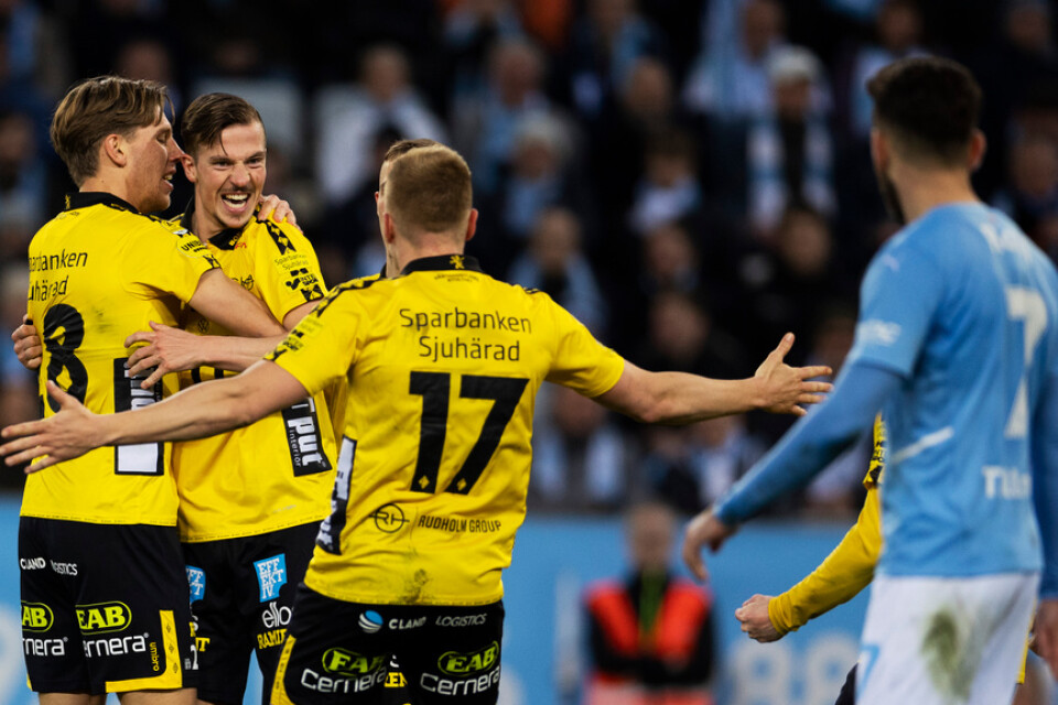 Elfsborgsspelarna jublar efter att Simon Olsson kvitterat till 1–1 borta mot Malmö FF.